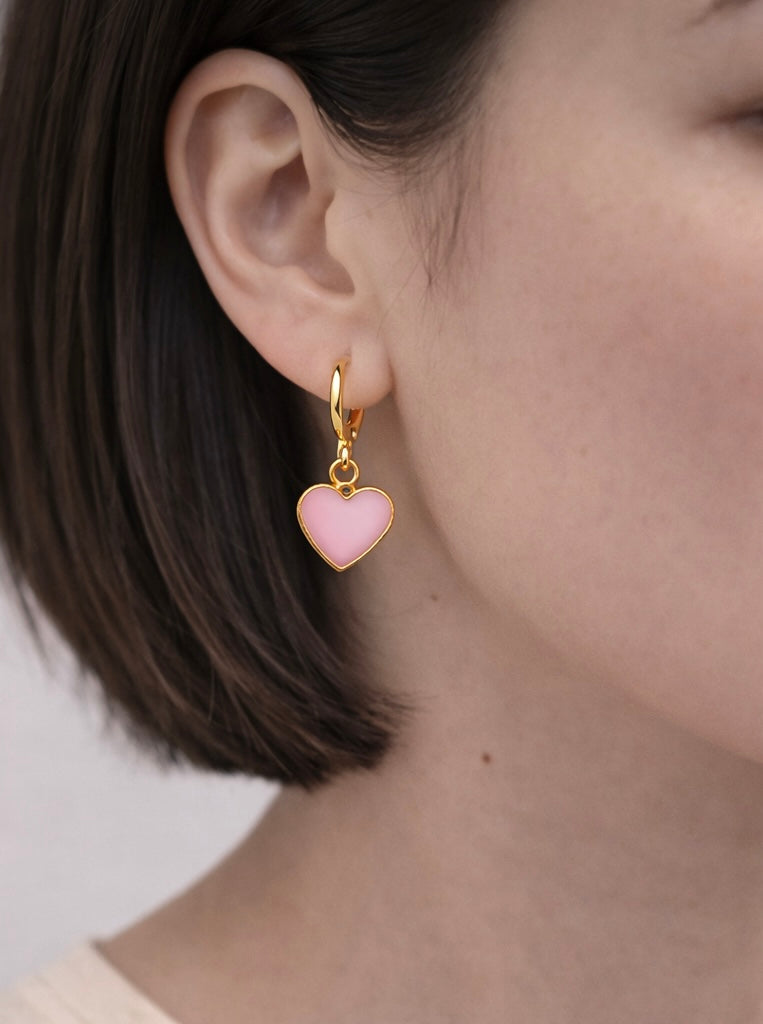 Orecchino con cuore rosa